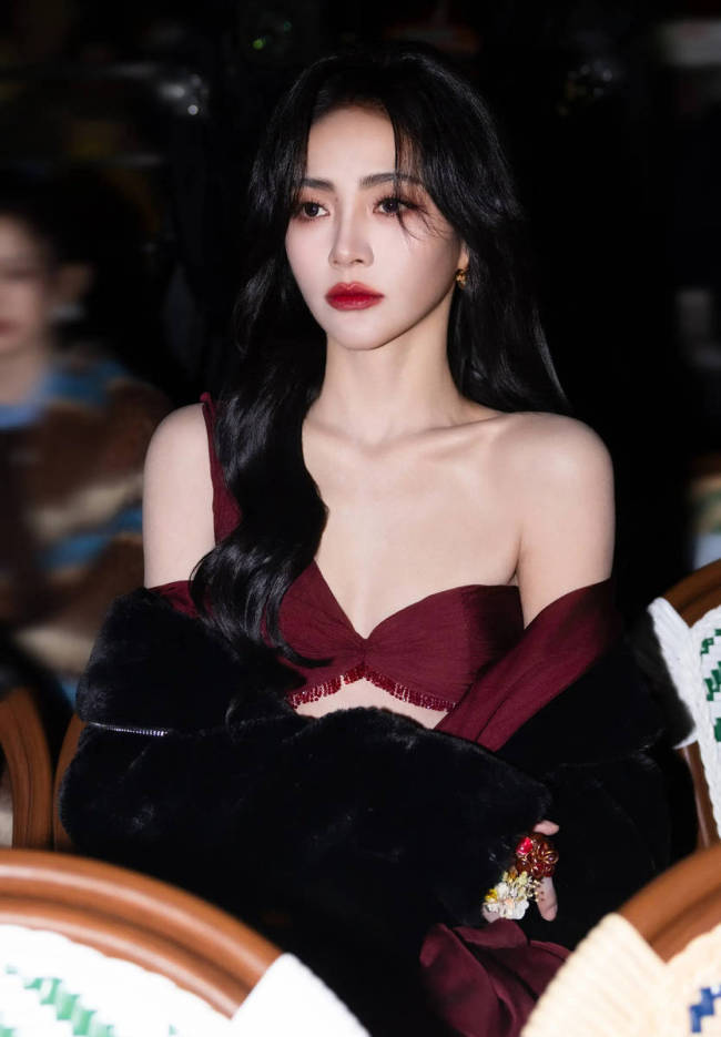 谢可寅穿酒红抹胸长裙优雅灵动 一颦一笑美艳迷人