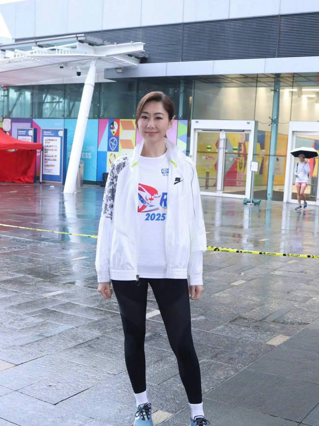 胡定欣回应与圈外男友恋情 透露暂时没有结婚计划