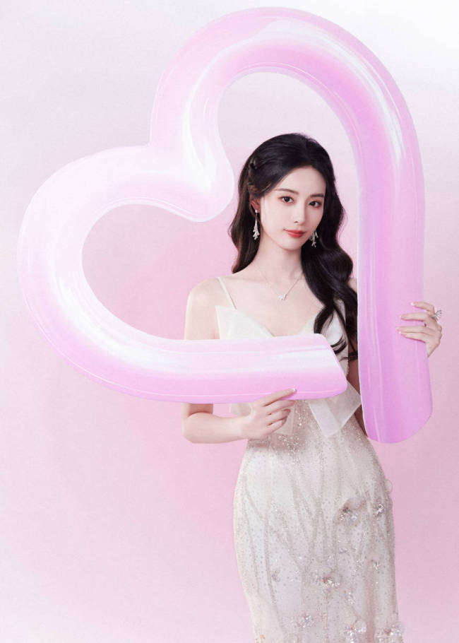徐艺洋穿V领长裙清纯甜美 头卷大波浪灵动俏皮