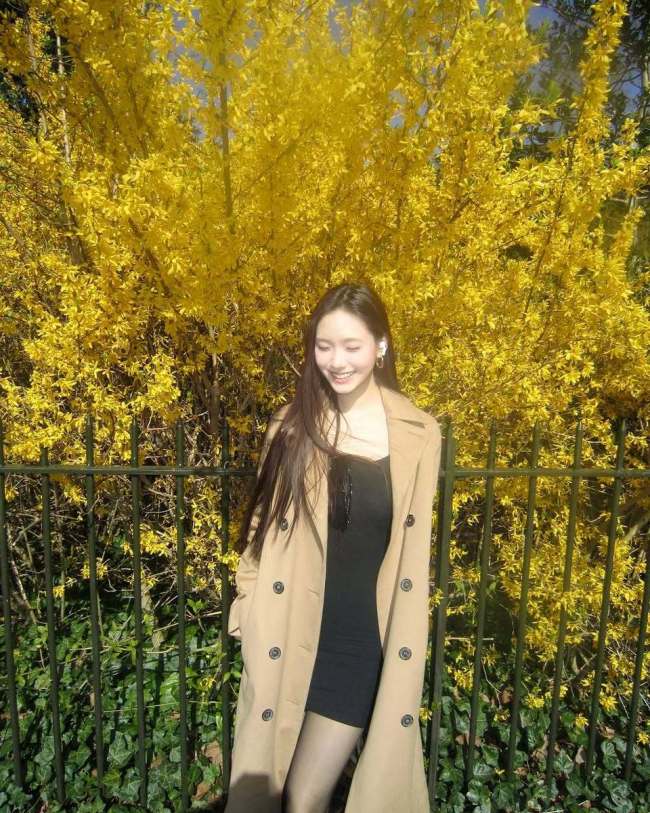 小S二女儿日常照曝光 坐公园长椅上吃冰激凌好惬意