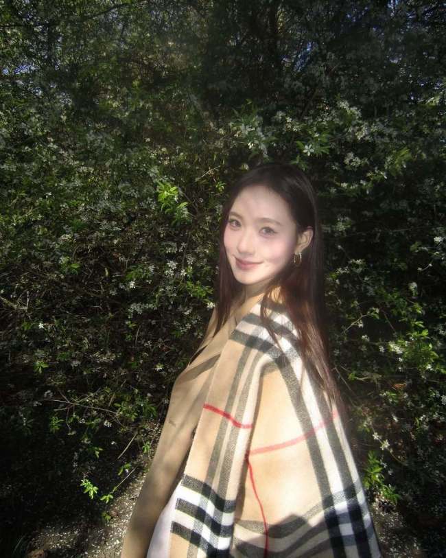小S二女儿日常照曝光 坐公园长椅上吃冰激凌好惬意