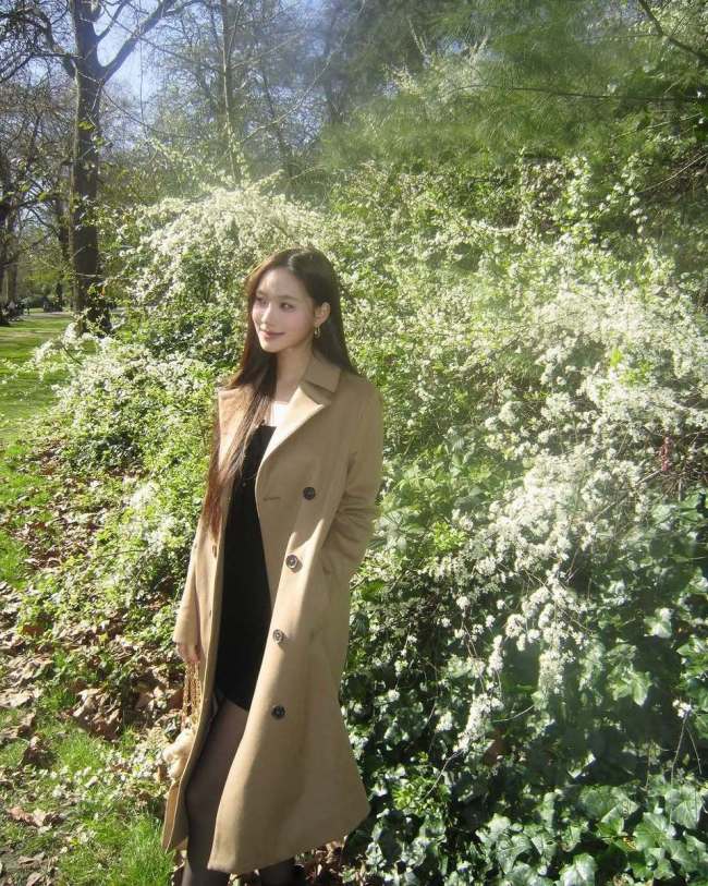 小S二女儿日常照曝光 坐公园长椅上吃冰激凌好惬意