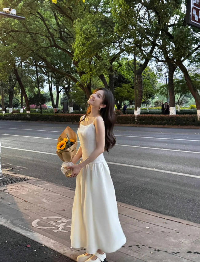 李兰迪穿小白裙变清纯白月光 手持向日葵温柔浅笑
