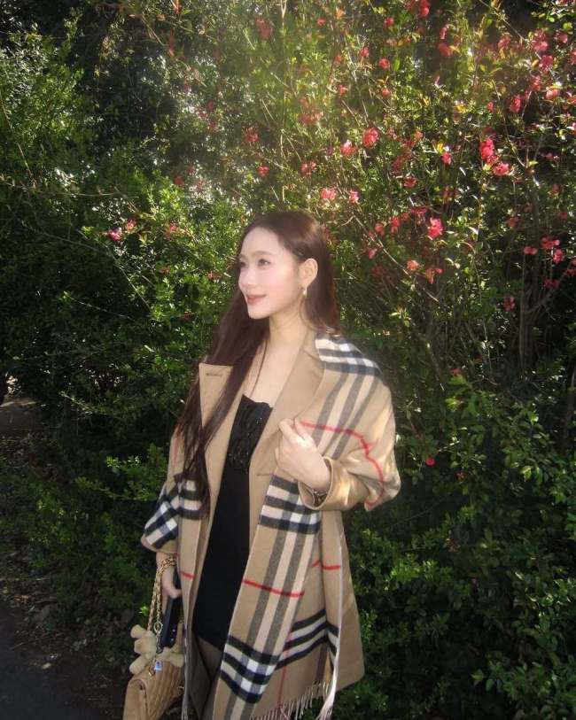 小S二女儿日常照曝光 坐公园长椅上吃冰激凌好惬意
