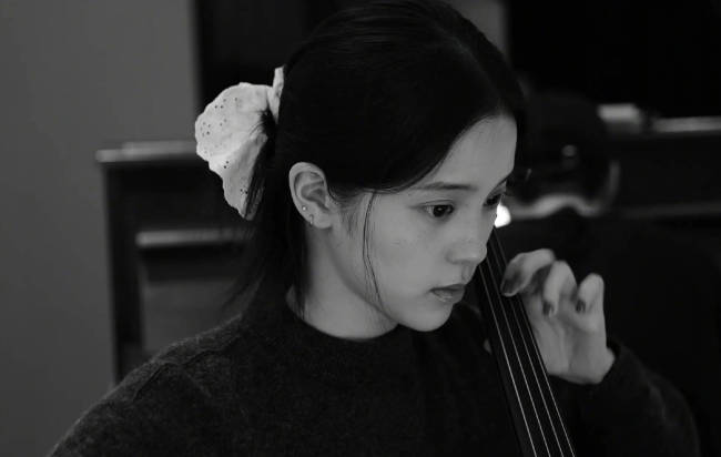 欧阳娜娜练习大提琴神情专注 灿烂笑容少女感十足