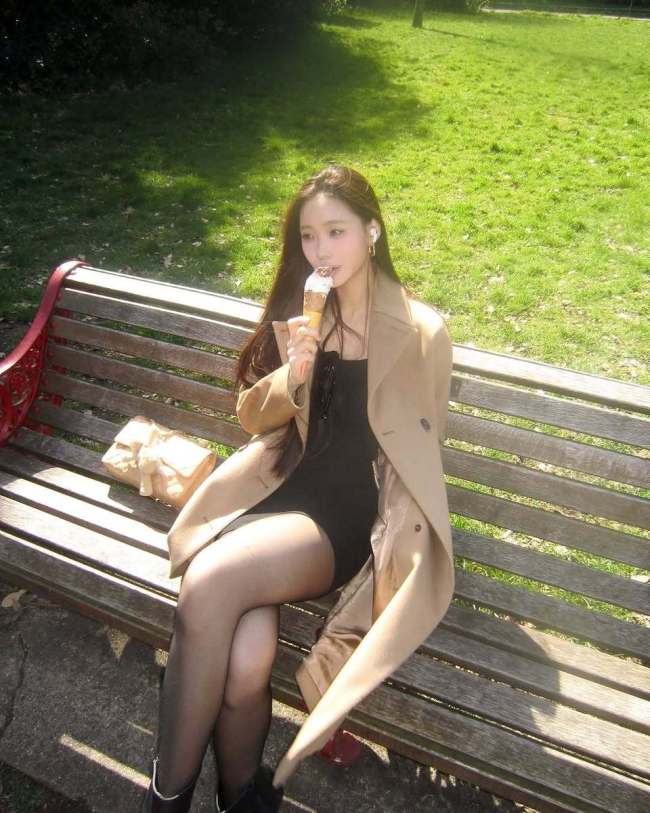 小S二女儿日常照曝光 坐公园长椅上吃冰激凌好惬意