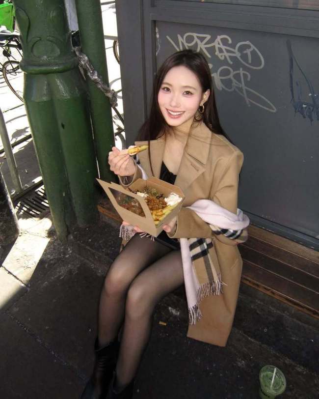 小S二女儿日常照曝光 坐公园长椅上吃冰激凌好惬意