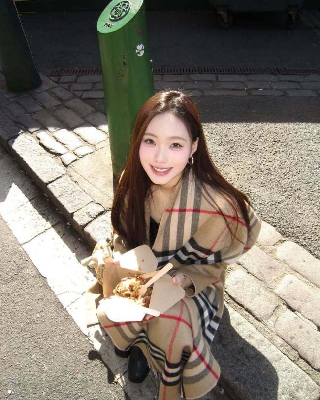 小S二女儿日常照曝光 坐公园长椅上吃冰激凌好惬意