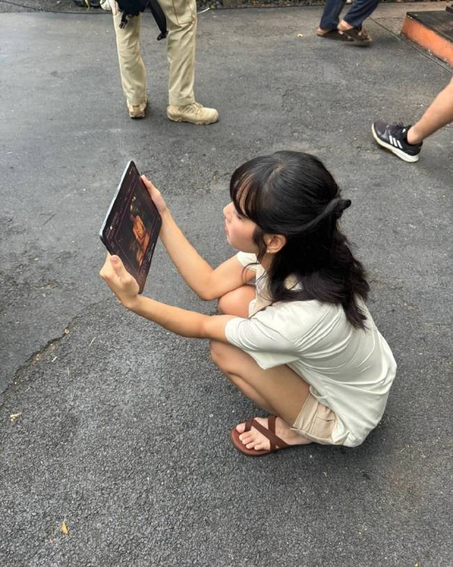 Lisa晒片场照记录日常 对镜甜笑松弛感满满