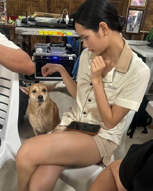 Lisa晒片场照记录日常 对镜甜笑松弛感满满