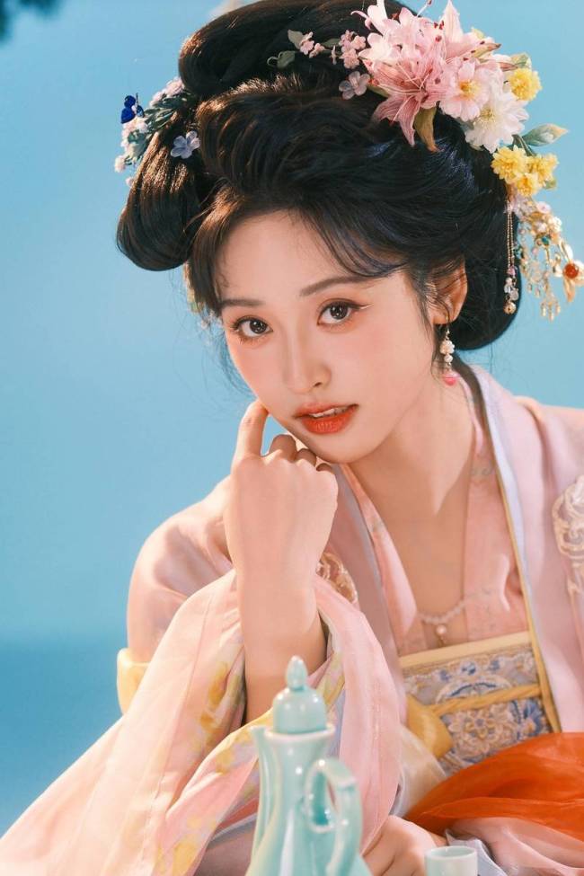 沈月穿古风长裙明媚娇俏 头簪粉花娇嫩甜美