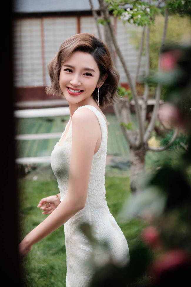 唐艺昕穿包臀短裙大秀美腿 身材火辣35岁状态超好