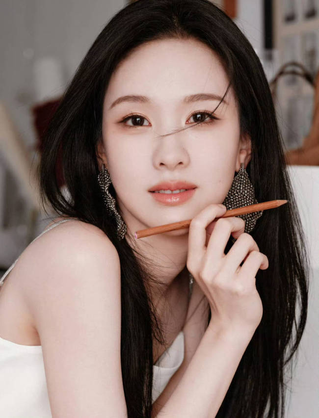陈都灵穿简约白裙气场强大 黑色长发清纯又贵气