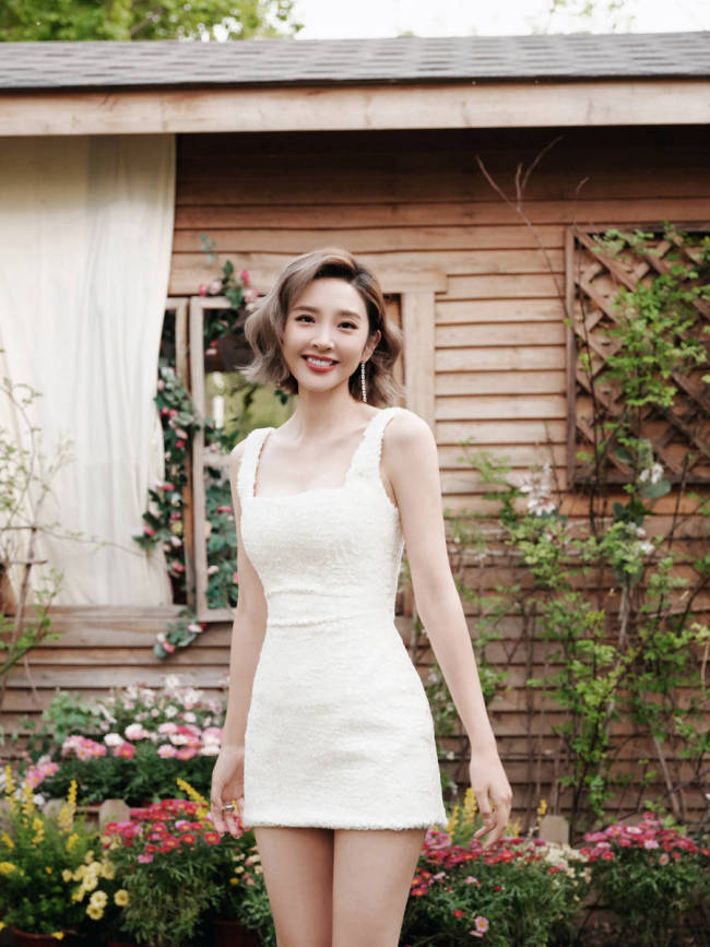 唐艺昕穿包臀短裙大秀美腿 身材火辣35岁状态超好