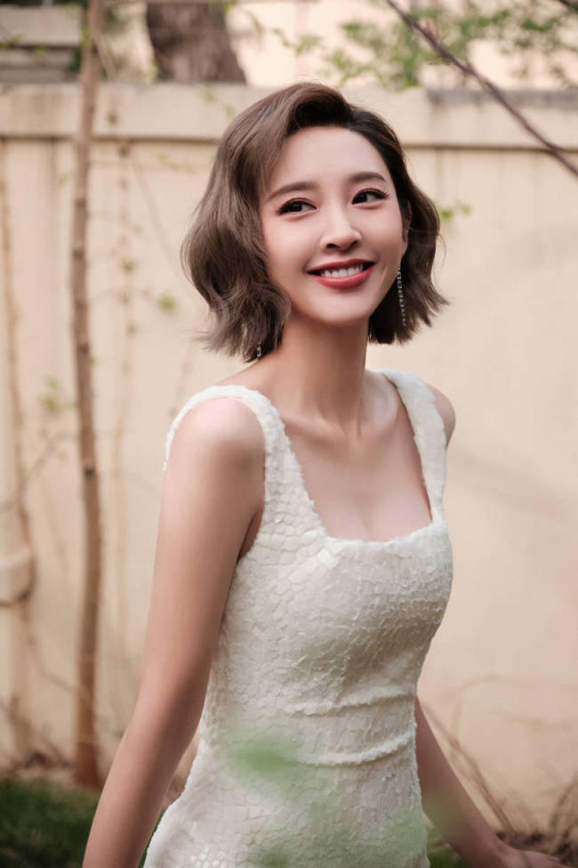 唐艺昕穿包臀短裙大秀美腿 身材火辣35岁状态超好
