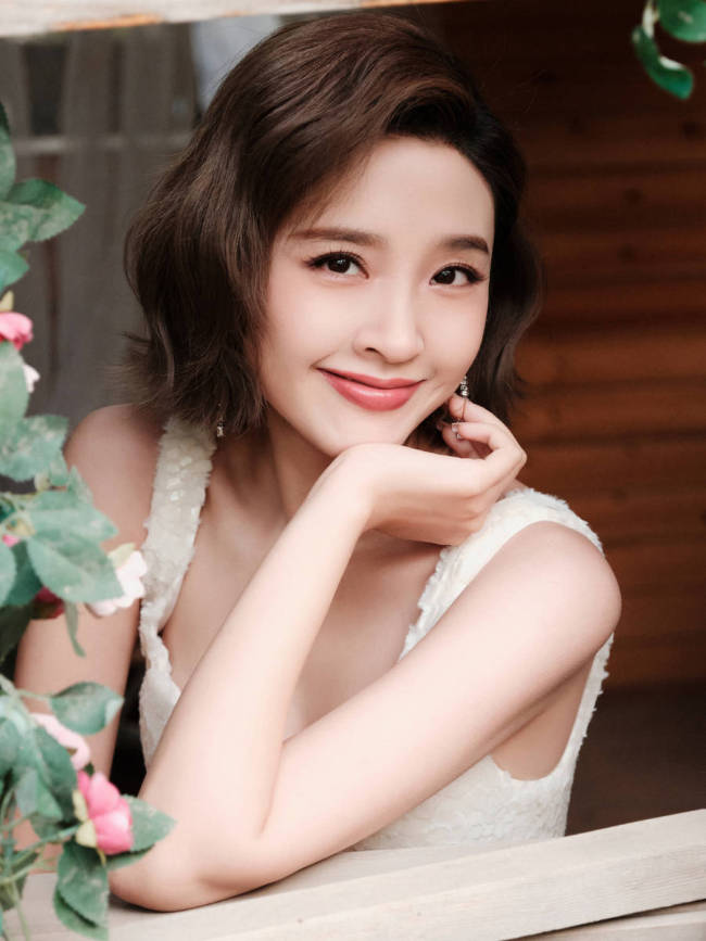 唐艺昕穿包臀短裙大秀美腿 身材火辣35岁状态超好