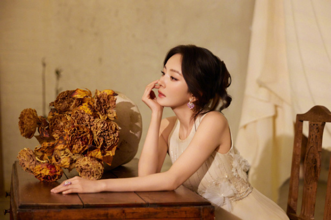杨幂身着一袭优雅长裙 气质清纯可人美貌养眼