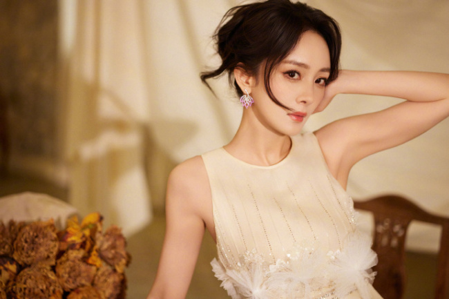 杨幂身着一袭优雅长裙 气质清纯可人美貌养眼