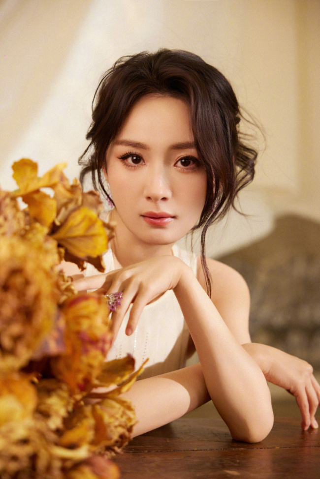杨幂身着一袭优雅长裙 气质清纯可人美貌养眼