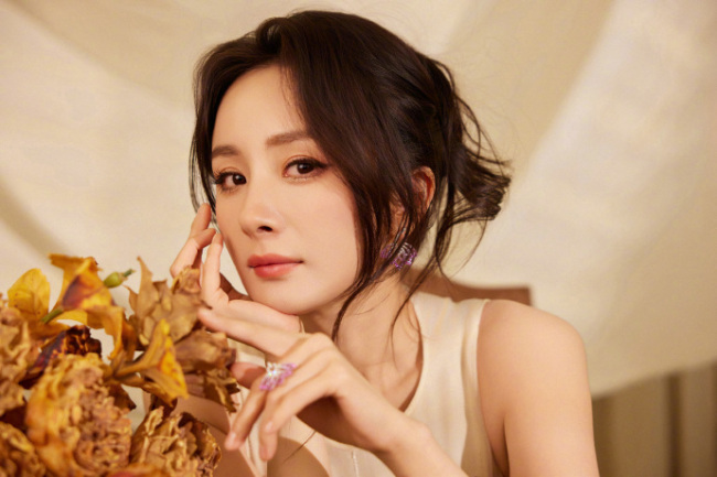 杨幂身着一袭优雅长裙 气质清纯可人美貌养眼