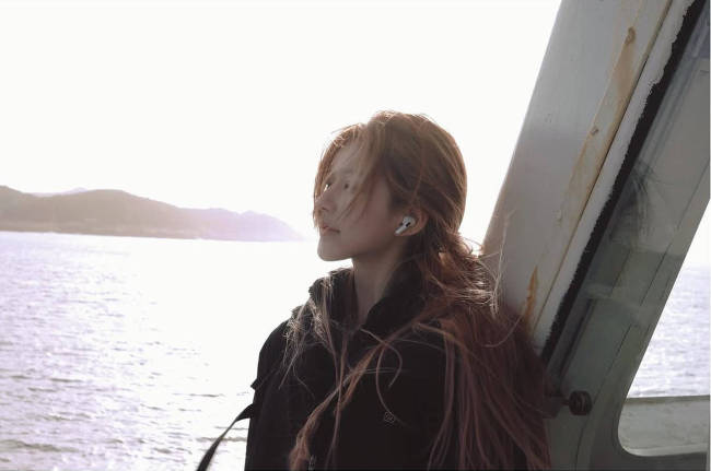 赵露思海边挖沙放空自我 挑战做陶艺心灵手巧