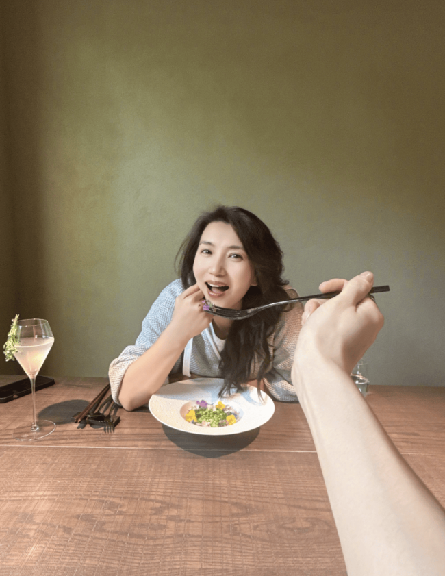 陈好与宋茜聚餐合影笑容灿烂 互相投喂拍照关系好