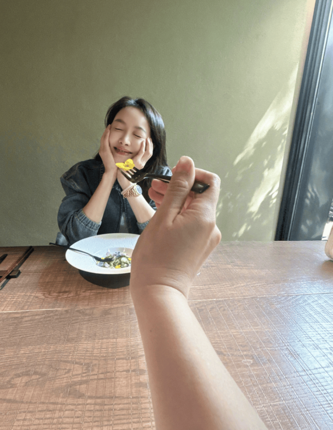 陈好与宋茜聚餐合影笑容灿烂 互相投喂拍照关系好