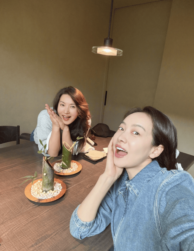陈好与宋茜聚餐合影笑容灿烂 互相投喂拍照关系好