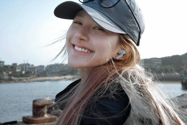 赵露思海边挖沙放空自我 挑战做陶艺心灵手巧