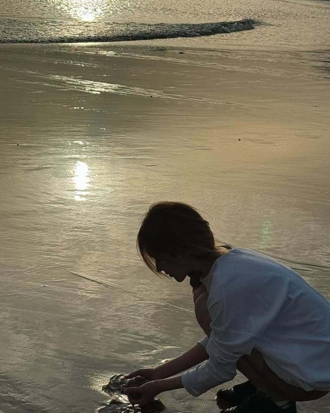 赵露思海边挖沙放空自我 挑战做陶艺心灵手巧