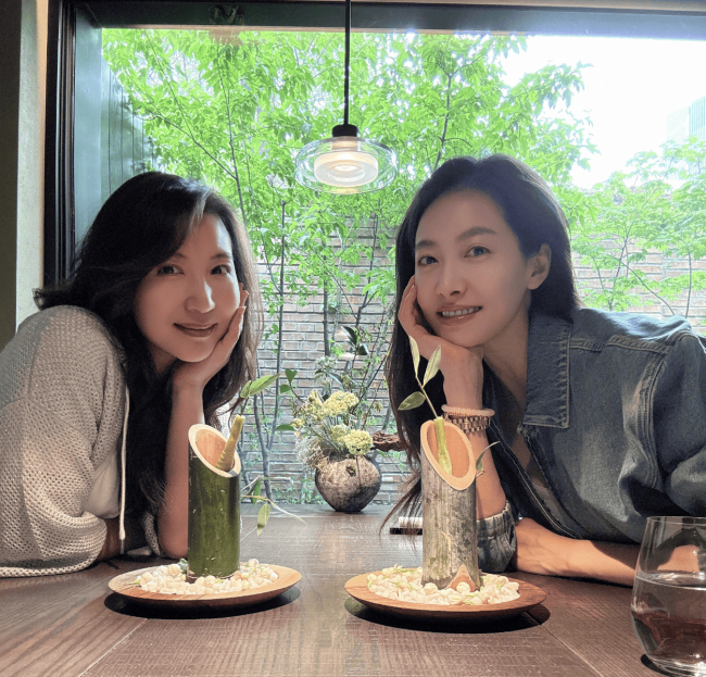陈好与宋茜聚餐合影笑容灿烂 互相投喂拍照关系好