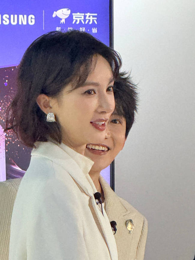 金晨穿镂空上衣性感成熟 一头短发简约气质