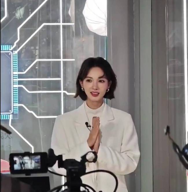 金晨穿镂空上衣性感成熟 一头短发简约气质