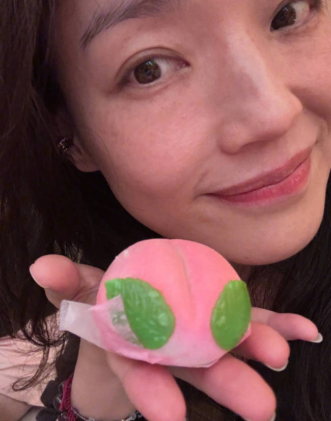 舒淇晒49岁生日随拍 手捧寿桃素颜皮肤好