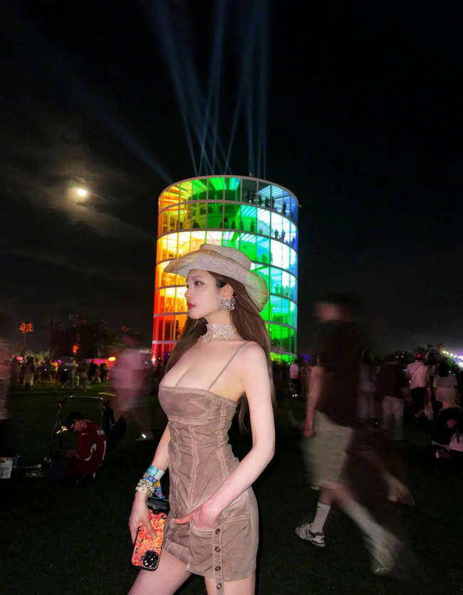 周扬青穿吊带短裙秀火辣身材 脚踩长靴美腿吸睛