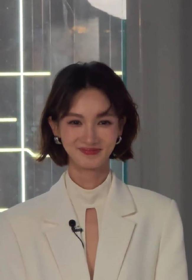金晨穿镂空上衣性感成熟 一头短发简约气质