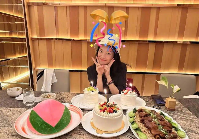 舒淇晒49岁生日随拍 手捧寿桃素颜皮肤好