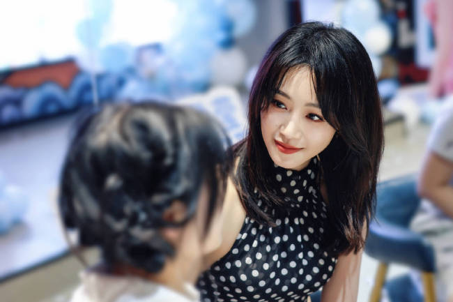 蓝盈莹生日与粉丝们聚会 穿波点挂脖吊带笑容甜美
