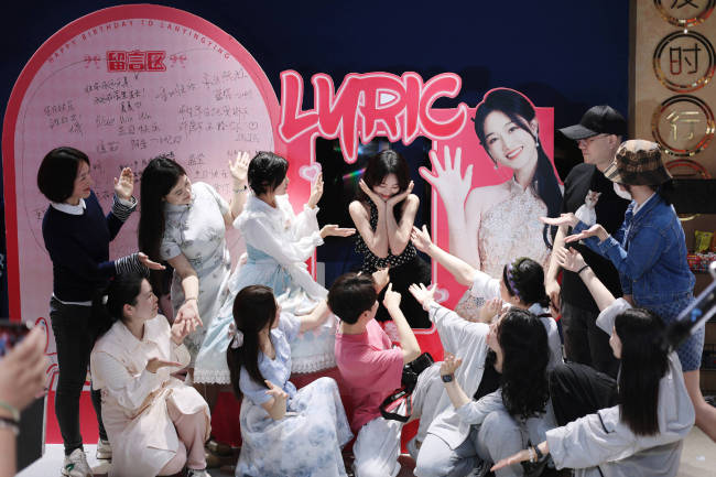 蓝盈莹生日与粉丝们聚会 穿波点挂脖吊带笑容甜美