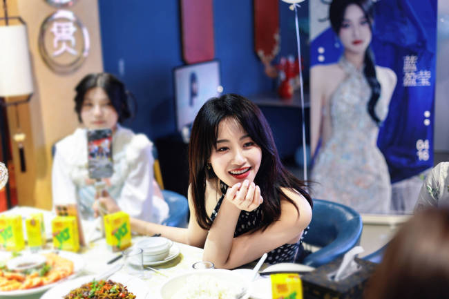 蓝盈莹生日与粉丝们聚会 穿波点挂脖吊带笑容甜美