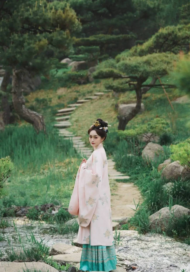 何泓姗穿粉色古风长裙温柔优雅 盘发簪花甜美明媚