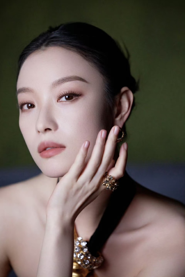 倪妮穿黑色挂脖裙摩登时尚 盘发而立姿态高贵妙曼
