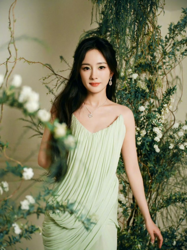 杨幂身着嫩绿开衩裙秒变森林女神 大方秀白皙美腿