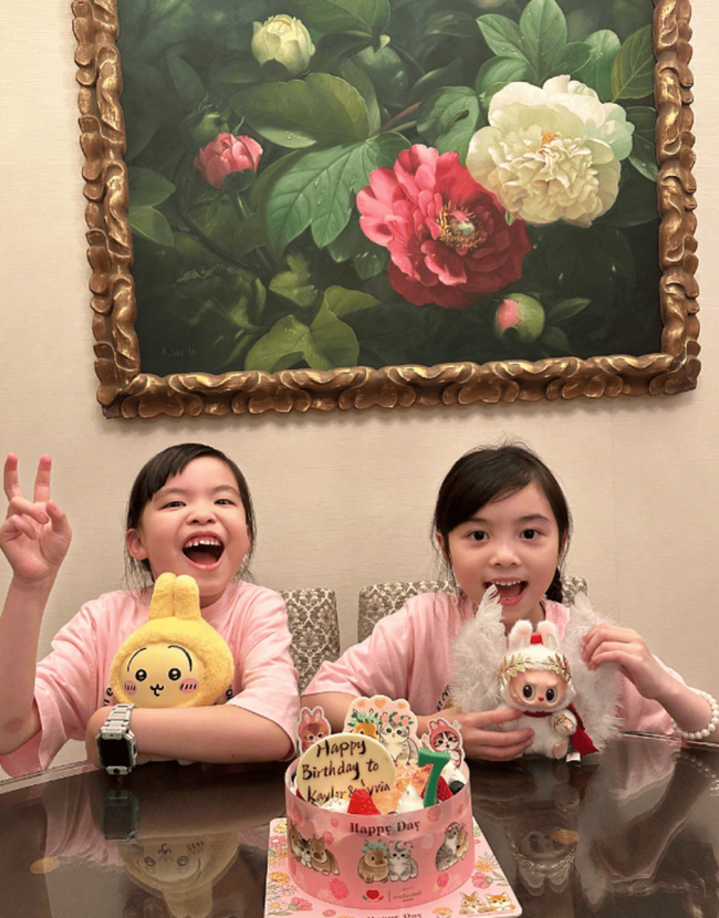 熊黛林晒照为俩女儿庆生 一家四口同框幸福美满