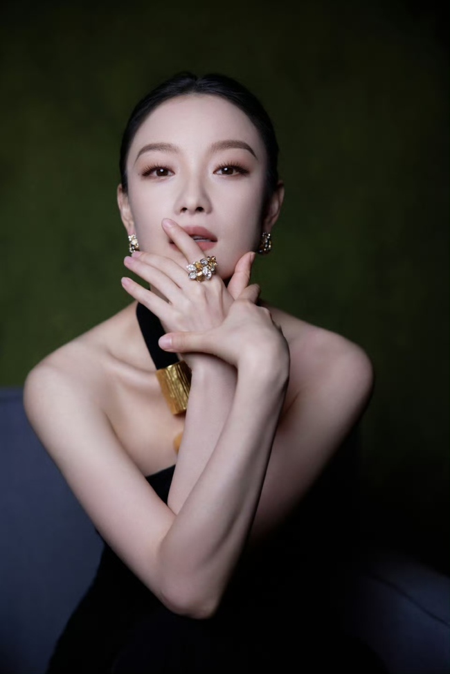 倪妮穿黑色挂脖裙摩登时尚 盘发而立姿态高贵妙曼