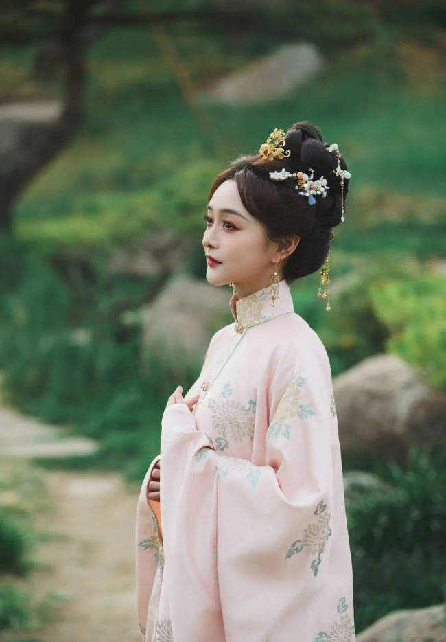 何泓姗穿粉色古风长裙温柔优雅 盘发簪花甜美明媚