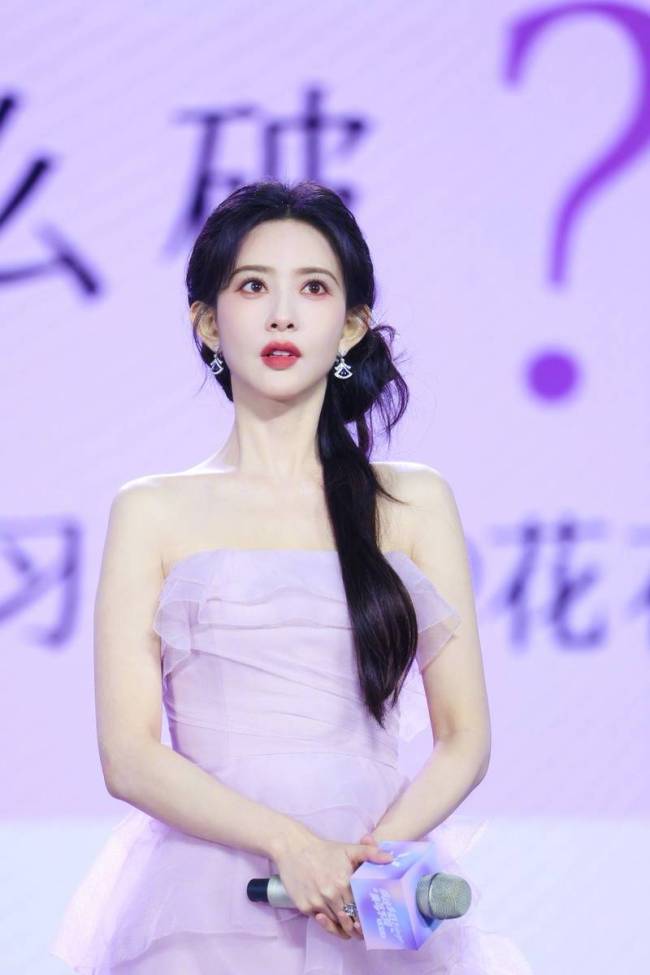 孟子义身穿紫色抹胸裙 秀发搭在身前仙气十足