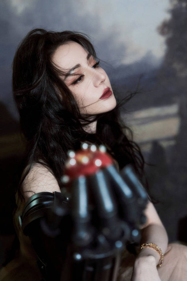 迪丽热巴穿纱裙美如油画 低眉抚琴神秘又性感