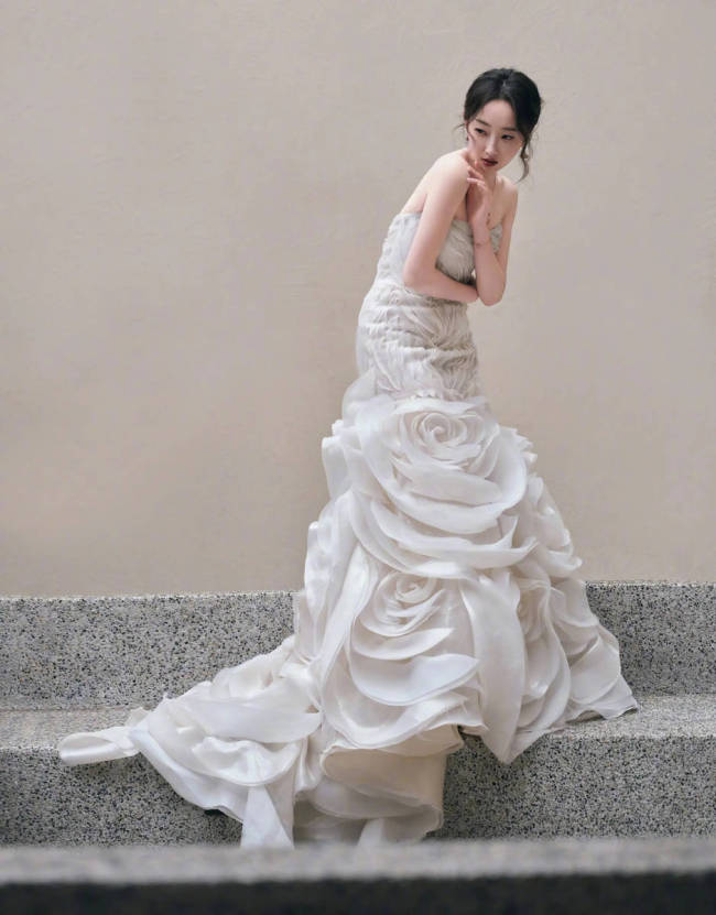蒋梦婕穿白色裙尽显骨感美 双眸明亮如星精致高贵