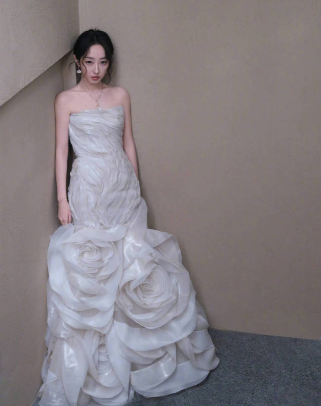 蒋梦婕穿白色裙尽显骨感美 双眸明亮如星精致高贵